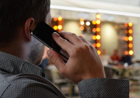 man-talking-on-the-phone-g8cc09813c_640